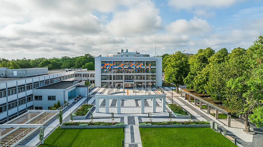 Åländska flaggor vajar vid Självstyrelsegården.